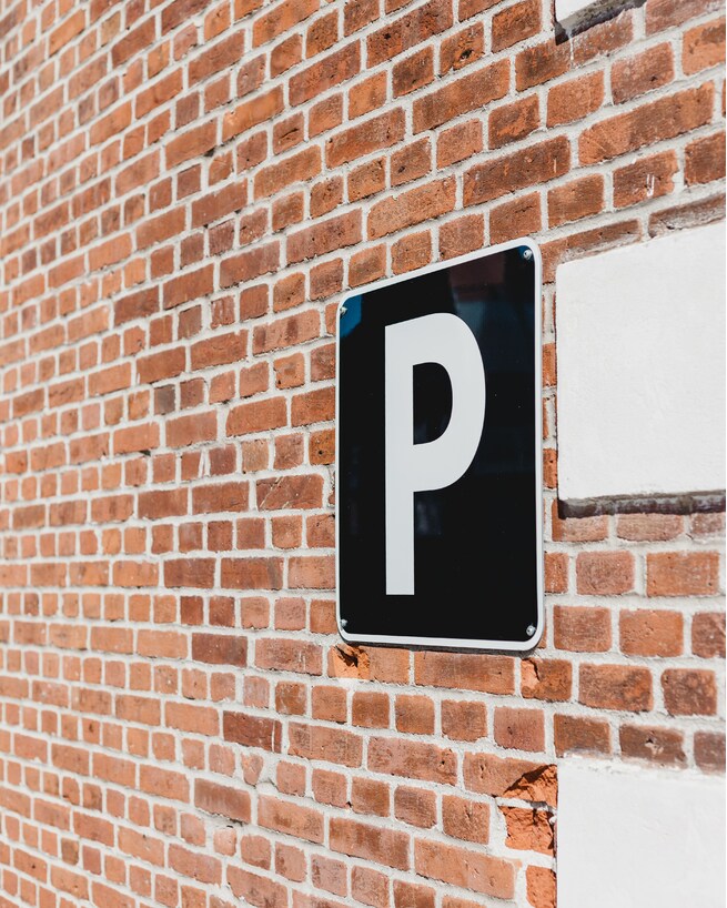 Accès a l'escola, parking i portes de sortida i entrada